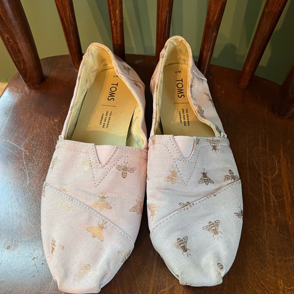 TOMS Women's Light Pink Bee Pattern Flats